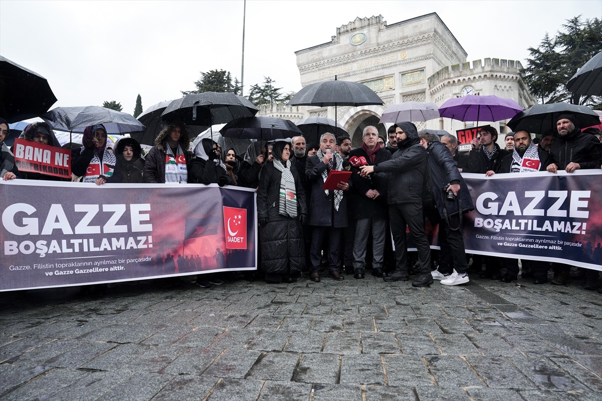 İstanbul'da Saadet Partisi İl Başkanlığı üyeleri, ABD Başkanı Donald Trump'ın Gazze'yi "devralma"...