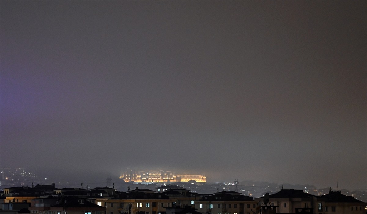 İstanbul'da sabah görülen sis, akşam saatlerinde de etkisini sürdürdü. Megakentin bazı...