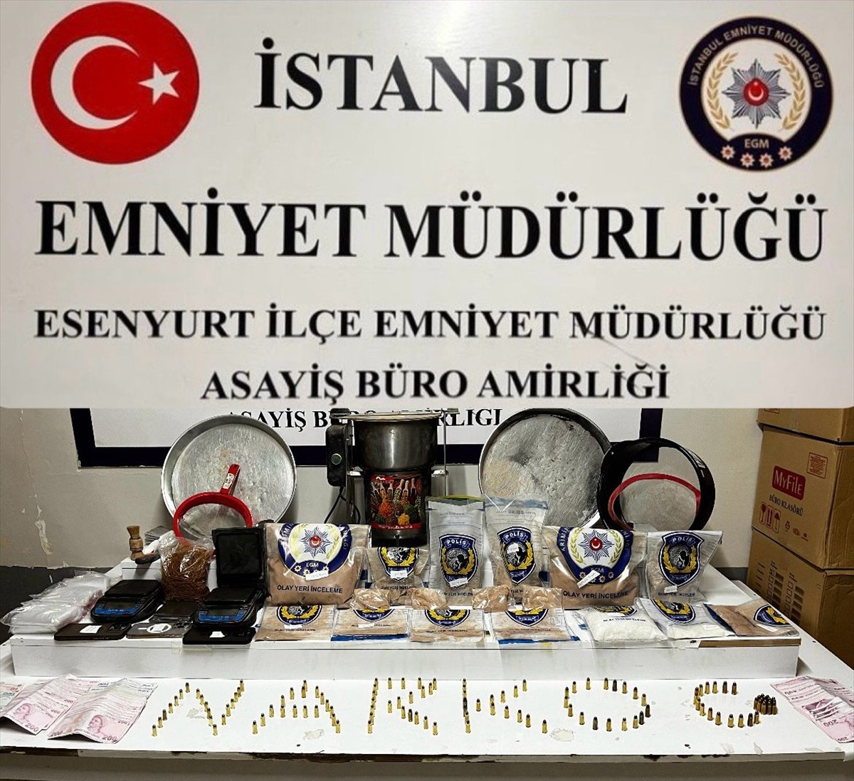 İstanbul'da uyuşturucu satıcılarına yönelik operasyonda 3 şüpheli gözaltına alındı. Adresteki...