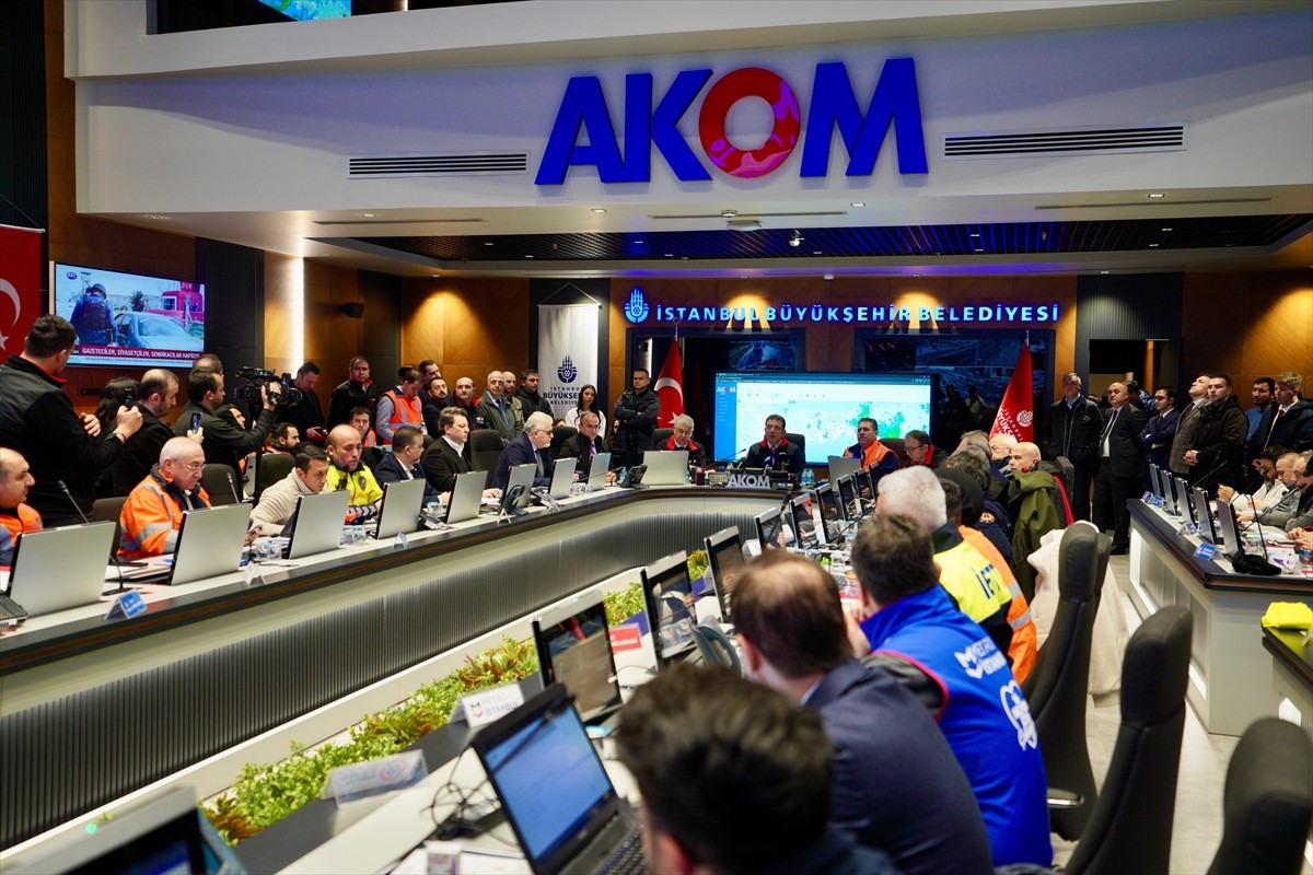İstanbul Büyükşehir Belediye (İBB) Başkanı Ekrem İmamoğlu, İBB Afet Koordinasyon Merkezi'nde...