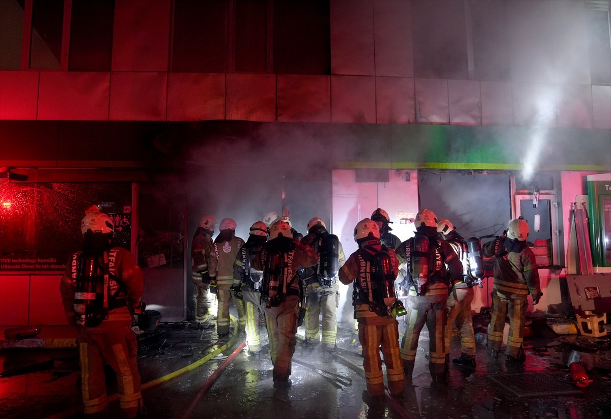  İstanbul Zeytinburnu’nda bir akaryakıt istasyonunda çıkan yangın itfaiye ekiplerince...