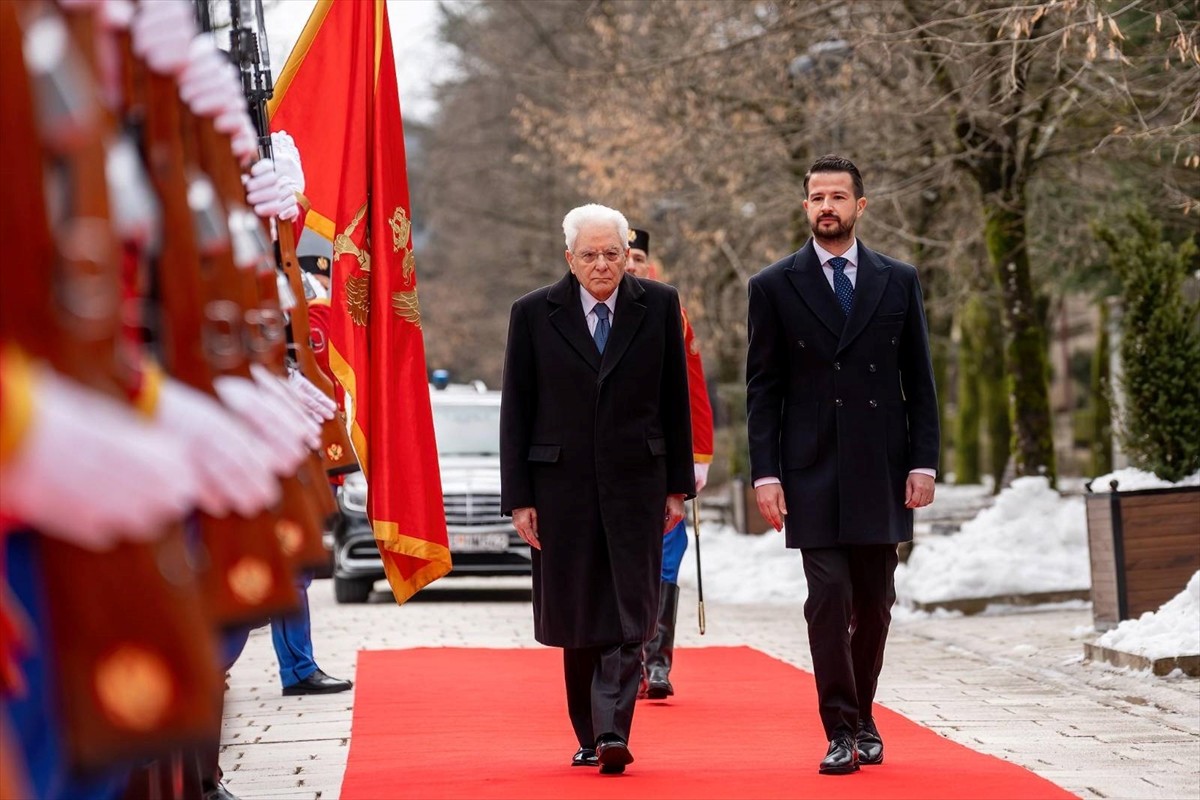 İtalya Cumhurbaşkanı Sergio Mattarella (solda), resmi temaslarda bulunduğu Karadağ'ın Cetinje...