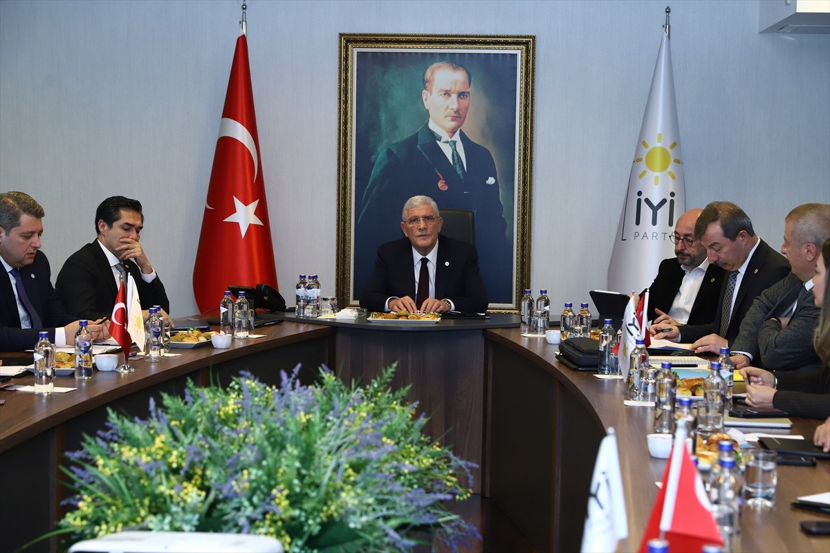İYİ Parti Genel Başkanı Müsavat Dervişoğlu, genel merkez ek binada düzenlenen toplantıda Başkanlık...