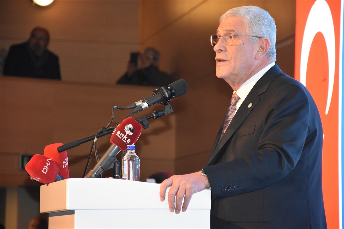 İYİ Parti Genel Başkanı Müsavat Dervişoğlu, partisinin Eskişehir'in Odunpazarı ilçesindeki Hasan...