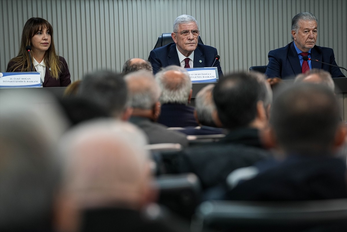 İYİ Parti Genel Başkanı Müsavat Dervişoğlu (solda), İzmir'deki programı kapsamında Konak...