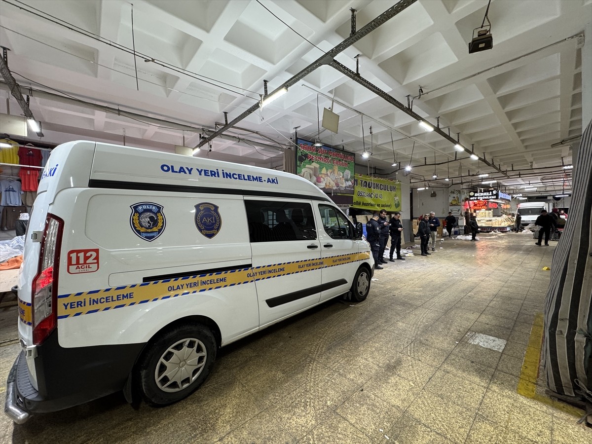 İzmir'de pazarcılar arasında çıkan silahlı ve bıçaklı kavgada yaralanan 6 kişi, hastaneye...