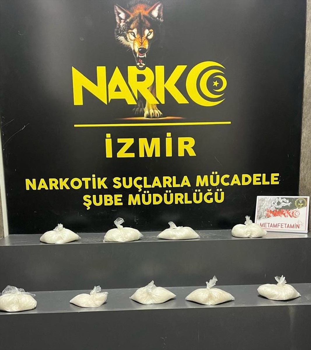 İzmir'in Karabağlar ilçesinde 4 kilo 92 gram sentetik uyuşturucu ele geçirildi, gözaltına alınan...
