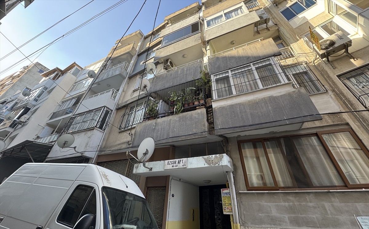 İzmir'in Konak ilçesinde yalnız yaşadığı evinde uzun süre önce vefat ettiği belirlenen 87...