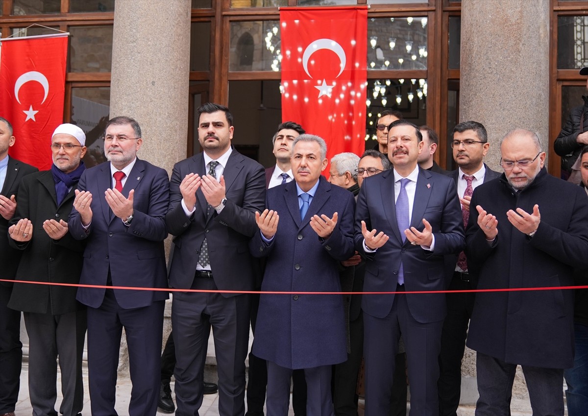 İzmir'in Selçuk ilçesinde restorasyon nedeniyle 2 yıl önce ibadete kapatılan tarihi İsa Bey...