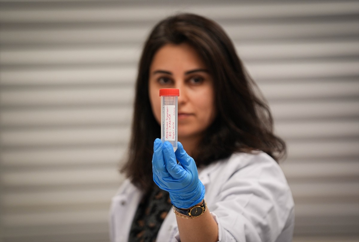 İzmir Biyotıp ve Genom Merkezi'ndeki (İBG) bilim insanları, yurt dışından yüksek fiyatlarla alınan...