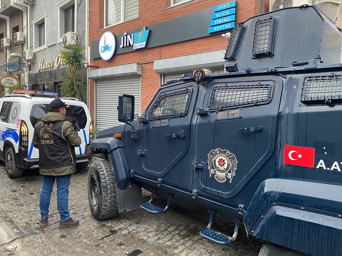 İzmir merkezli 3 ilde terör örgütü PKK/KCK'ya yönelik operasyonda 7 zanlı gözaltına...