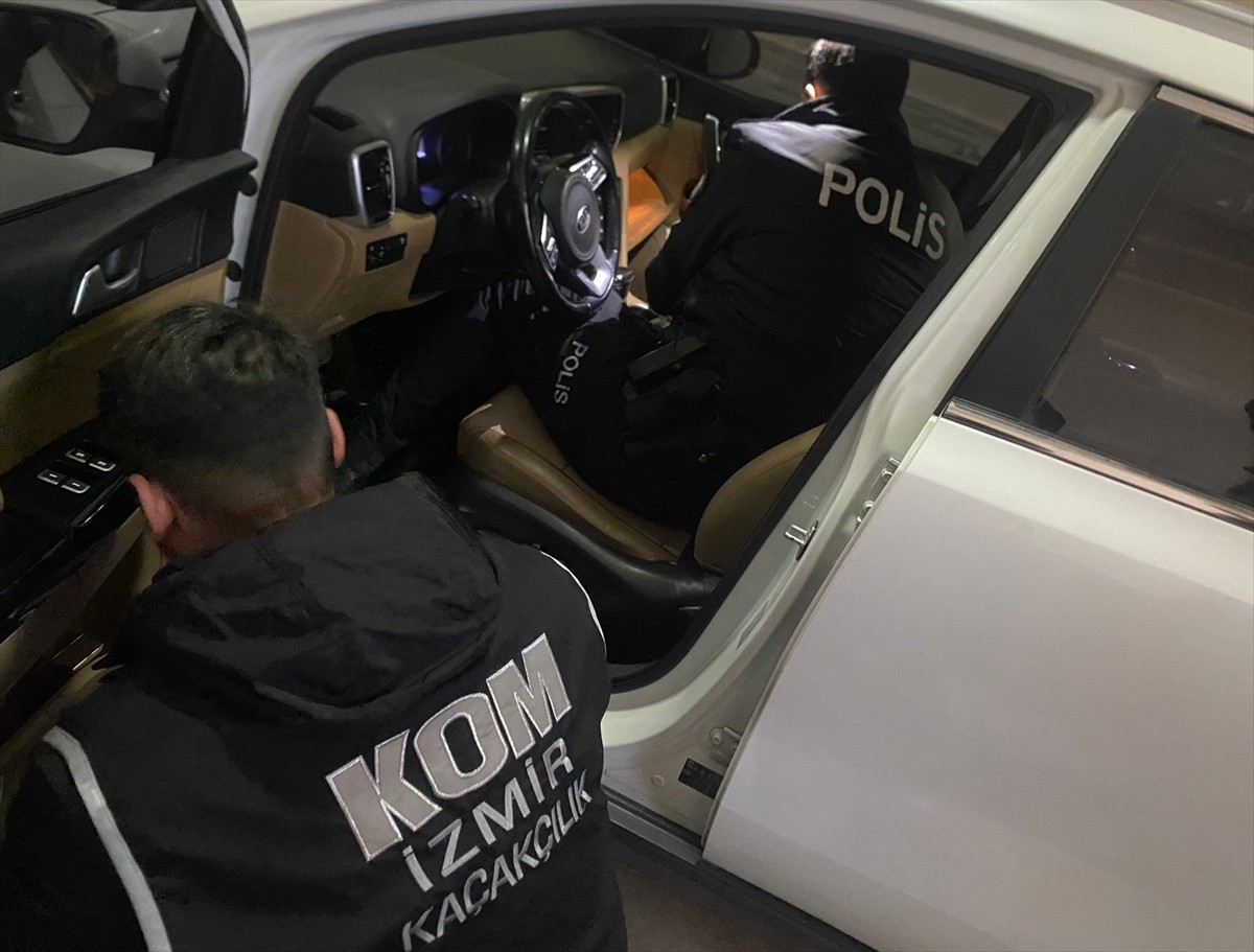 İzmir merkezli tefeci ve dolandırıcılara yönelik "Hücre-11" operasyonunda gözaltına alınan...