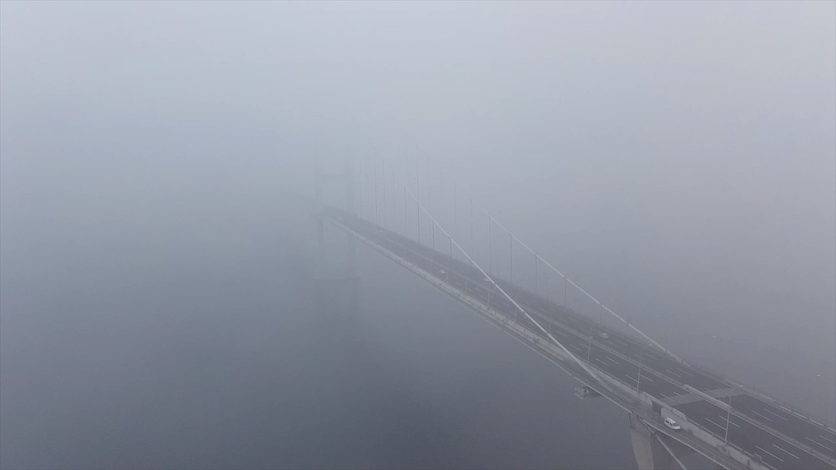 İzmit Körfezi'nde İstanbul-İzmir otoyolunun önemli geçişlerinden Osmangazi Köprüsü'nde sis...
