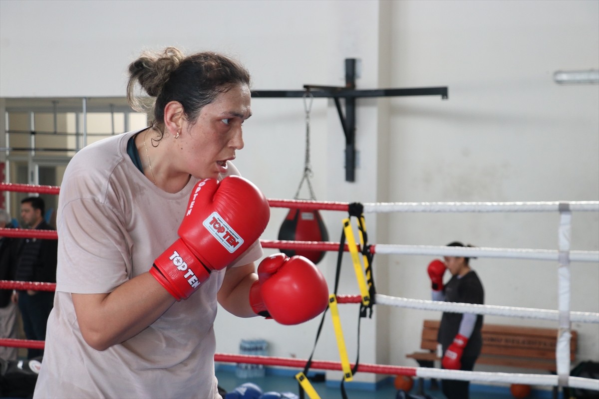 Kadın Boks Milli Takımı'nın ağır sıkleti Elif Güneri, ilk dünya şampiyonluğuna ulaşmak için...
