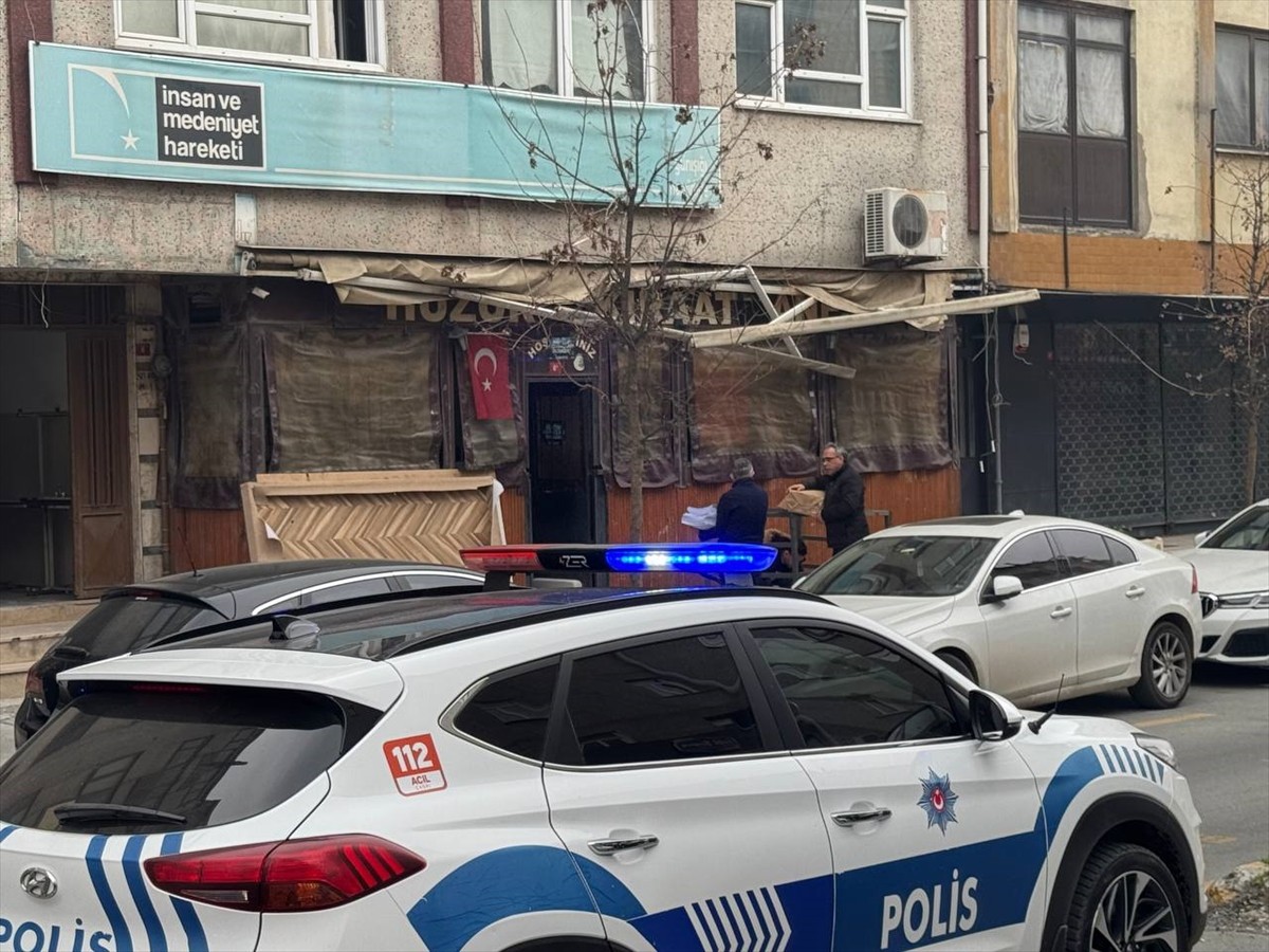 Kağıthane'de, halatı kopan yük asansörünün sepeti üzerine düşen kişi yaralandı. Ekipler, olay...