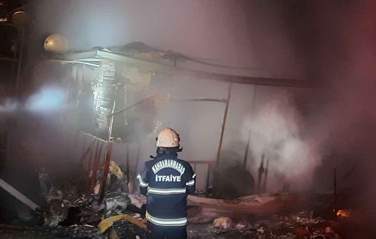 Kahramanmaraş'ın Türkoğlu ilçesinde prefabrik evde çıkan yangında aynı aileden 1 kişi öldü, 4 kişi...