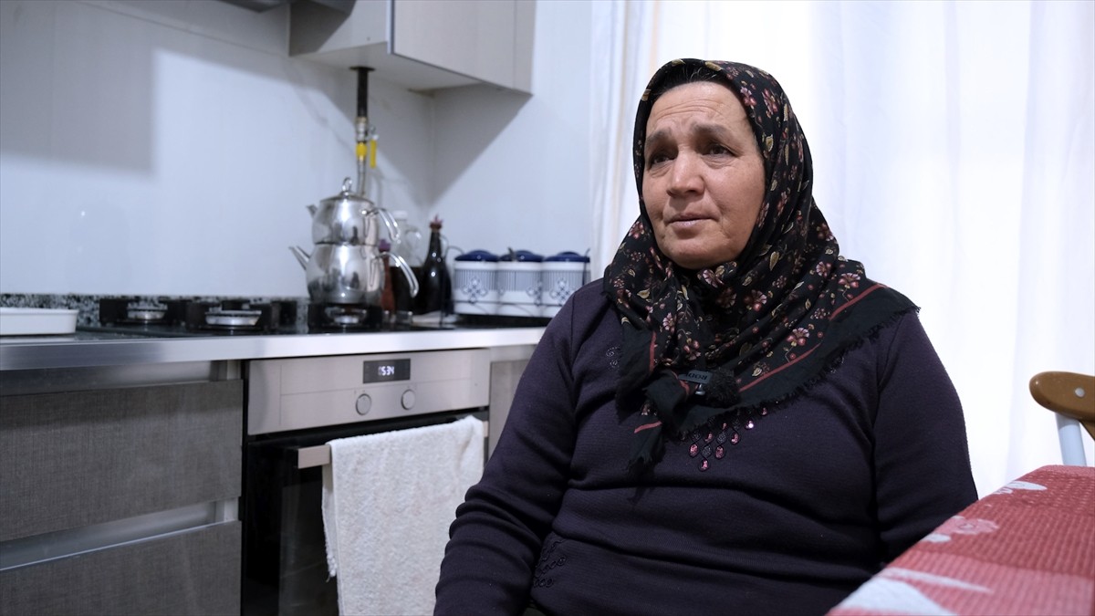 Kahramanmaraş merkezli depremlerde evleri yıkılan Hataylı Polat ailesine yeni evleri teslim...