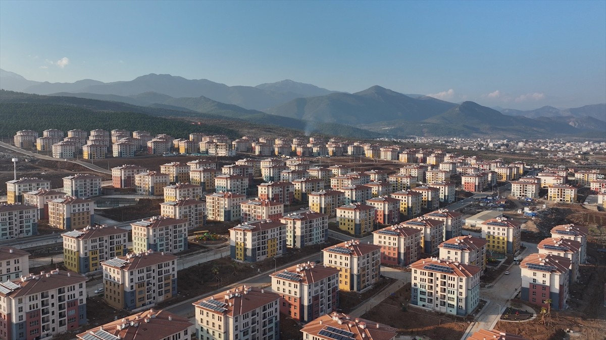 Kahramanmaraş merkezli depremlerde evleri yıkılan Hataylı Polat ailesine yeni evleri teslim...