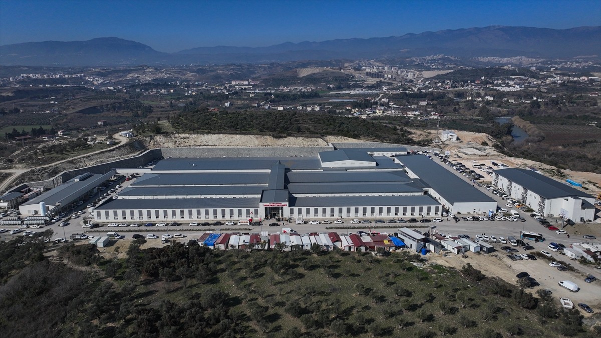 Kahramanmaraş merkezli depremlerden etkilenen Hatay'da 60 günde yapımı tamamlanan Defne Devlet...