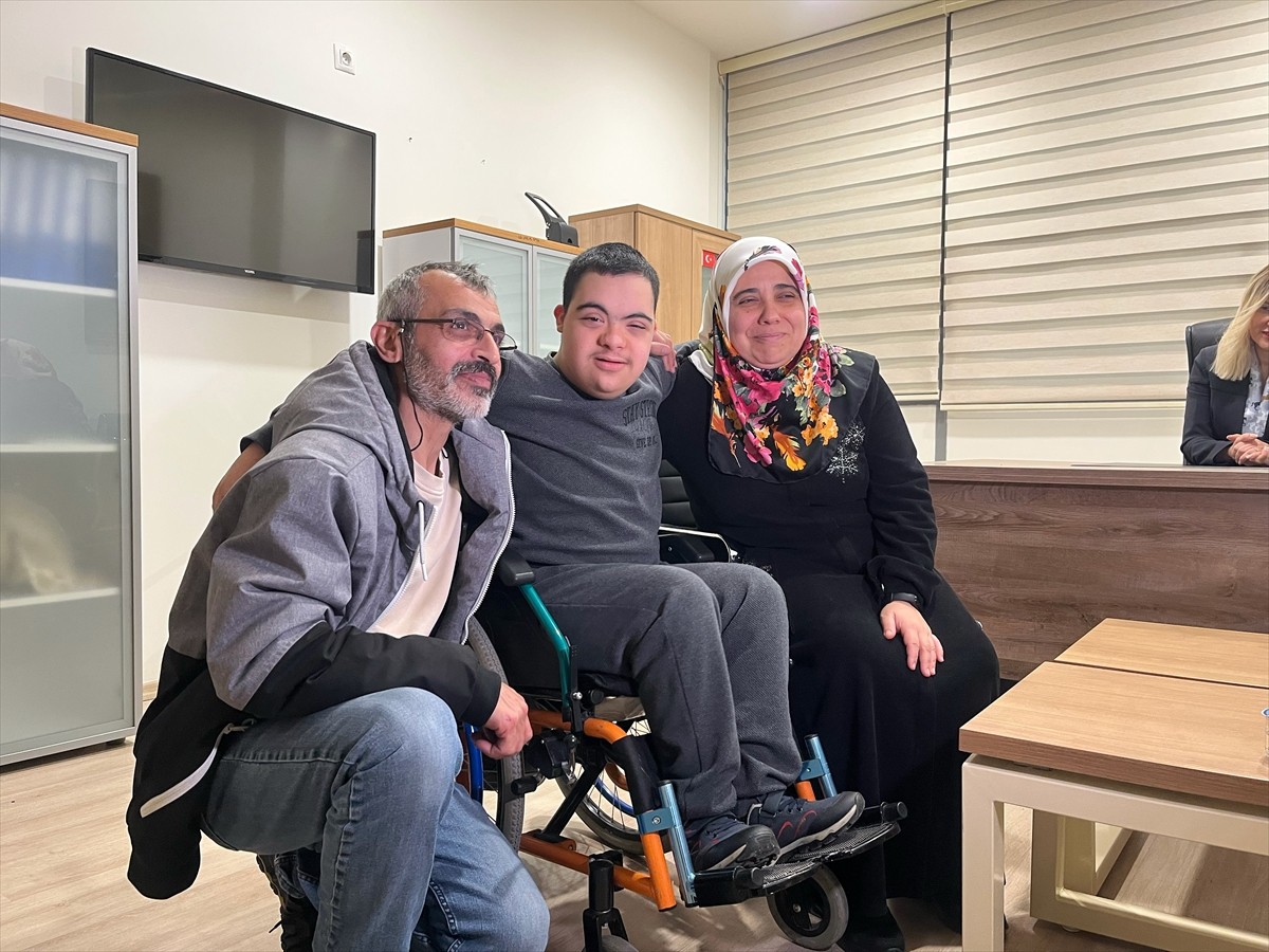 Kalbinde doğuştan 3 delik bulunan 14 yaşındaki down sendromlu Yusuf Talha Taşkın (ortada)...