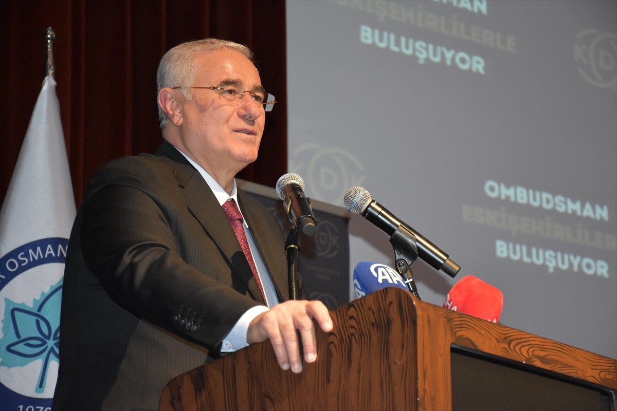 Kamu Başdenetçisi Mehmet Akarca, Eskişehir Osmangazi Üniversitesi Kültür ve Kongre Merkezi'ndeki...