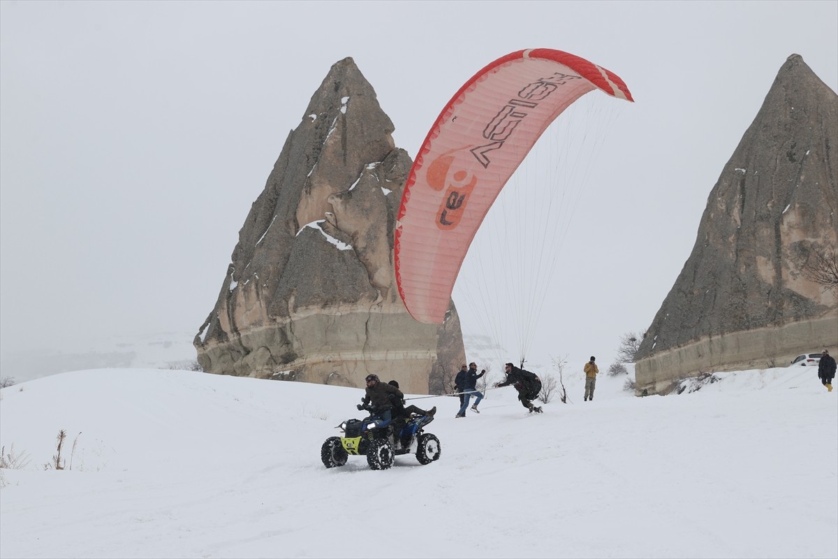 Kapadokya'da bir süredir etkili olan karın keyfini çıkarmak isteyenler, peribacaları arasındaki...