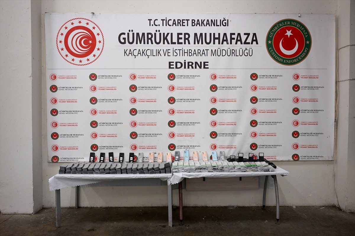 Kapıkule Sınır Kapısı'nda bir tırda 850 kaçak cep telefonu ele geçirildi, sürücü gözaltına...