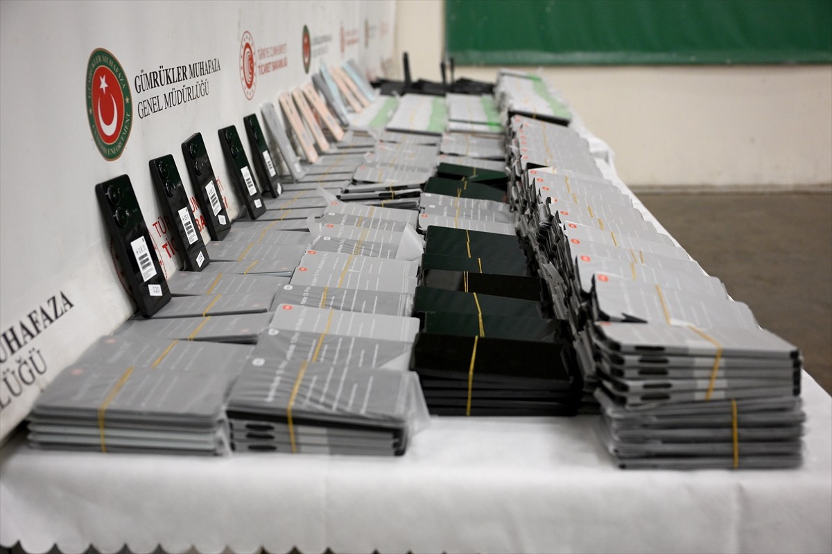 Kapıkule Sınır Kapısı'nda bir tırda 850 kaçak cep telefonu ele geçirildi, sürücü gözaltına...