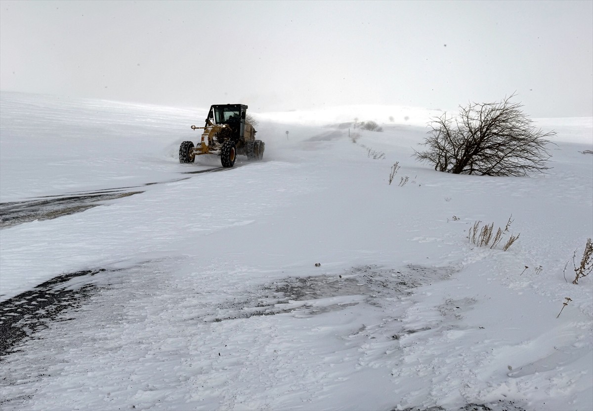 Kar ve tipi nedeniyle ulaşıma kapanan Ardahan-Şavşat kara yolunun açılması için çalışma...