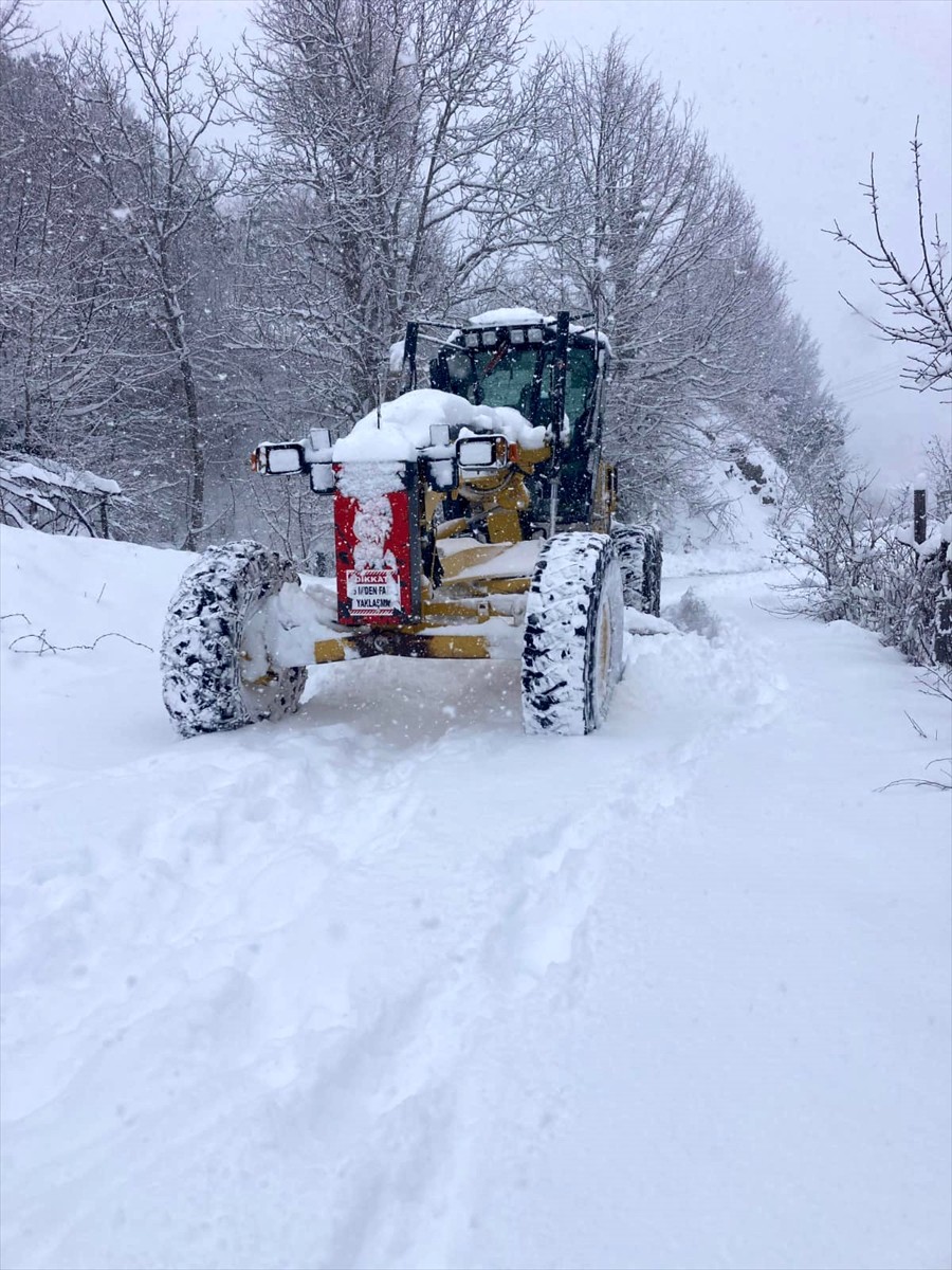 Karabük'te kar nedeniyle kapanan 179 köy yolundan 122'si açıldı.