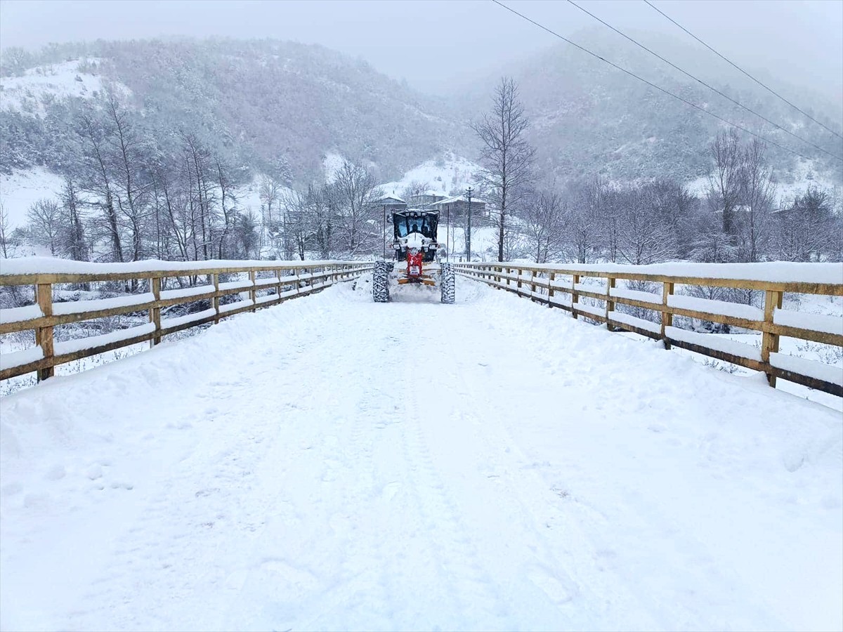 Karabük'te kar nedeniyle kapanan 179 köy yolundan 122'si açıldı.
