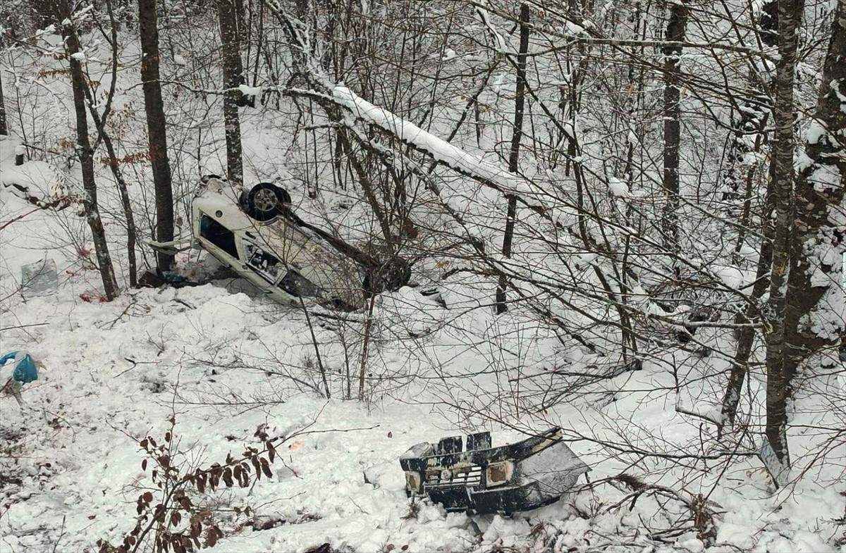 Karabük'ün Eflani ilçesinde otomobilin şarampole devrilmesi sonucu 5 kişi yaralandı.
