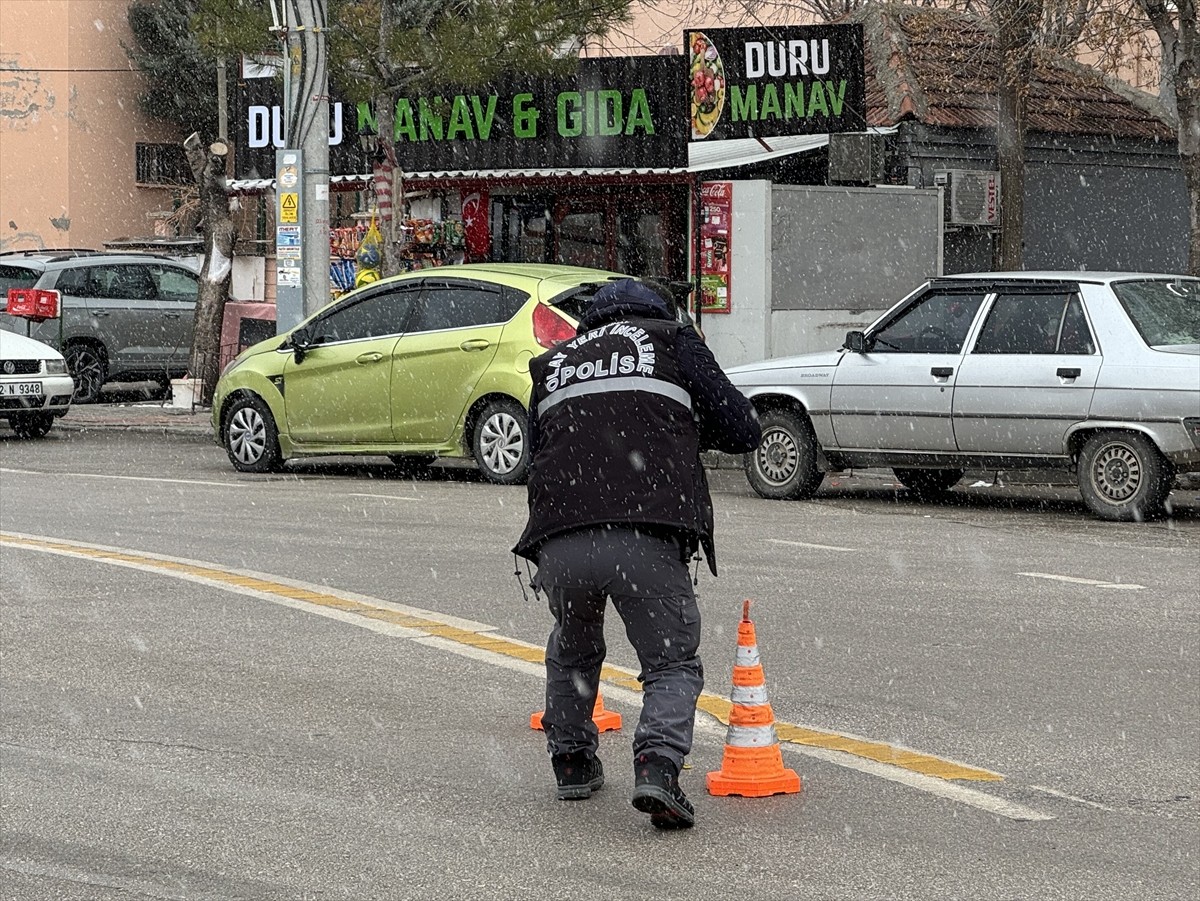 Karaman'da iki araçta bulunan kişiler arasında silahlı kavga yaşandı.