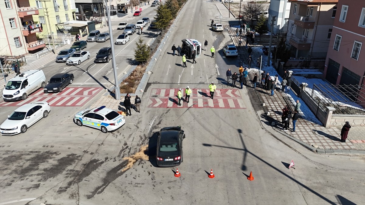 Karaman’da hasta taşıyan ambulans ile otomobilin çarpışması sonucu 5 kişi yaralandı.
