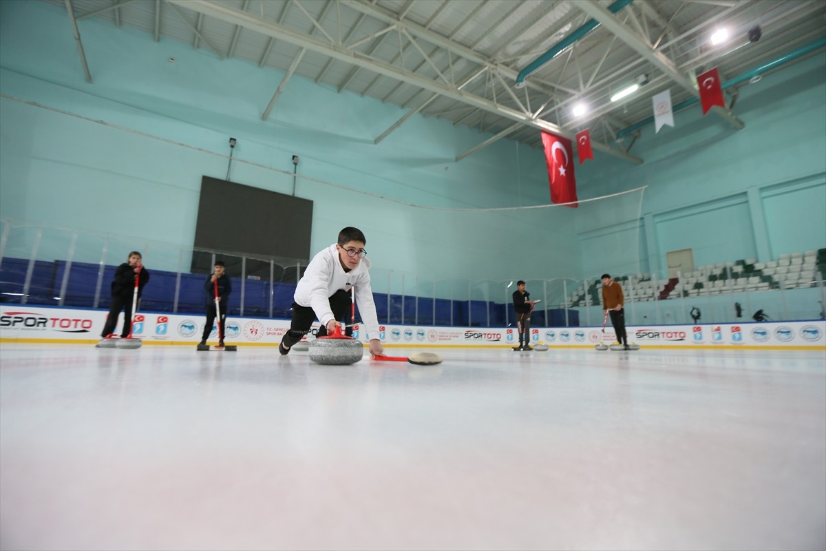 Kars'ın Digor ilçesinde hayata geçirilen Digor Akademi Curling Projesiyle öğrenciler, curling...