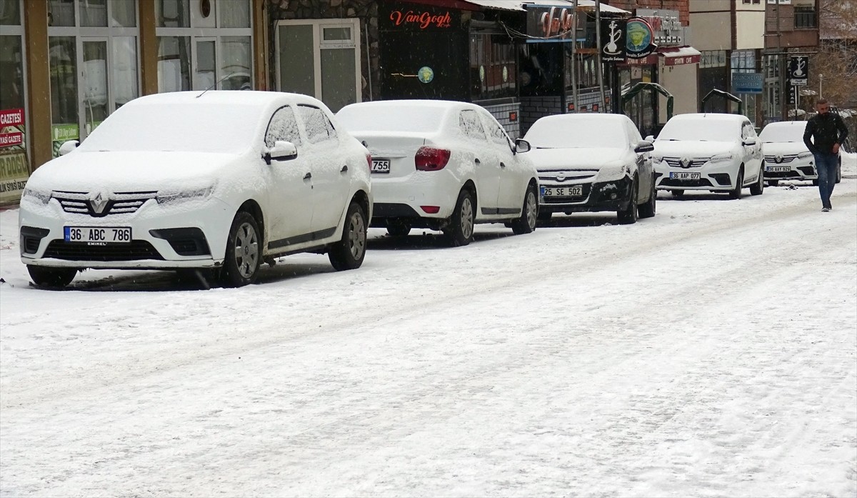 Kars'ın Sarıkamış ilçesinde etkili olan kar yağışının ardından ilçe merkezi beyaza...