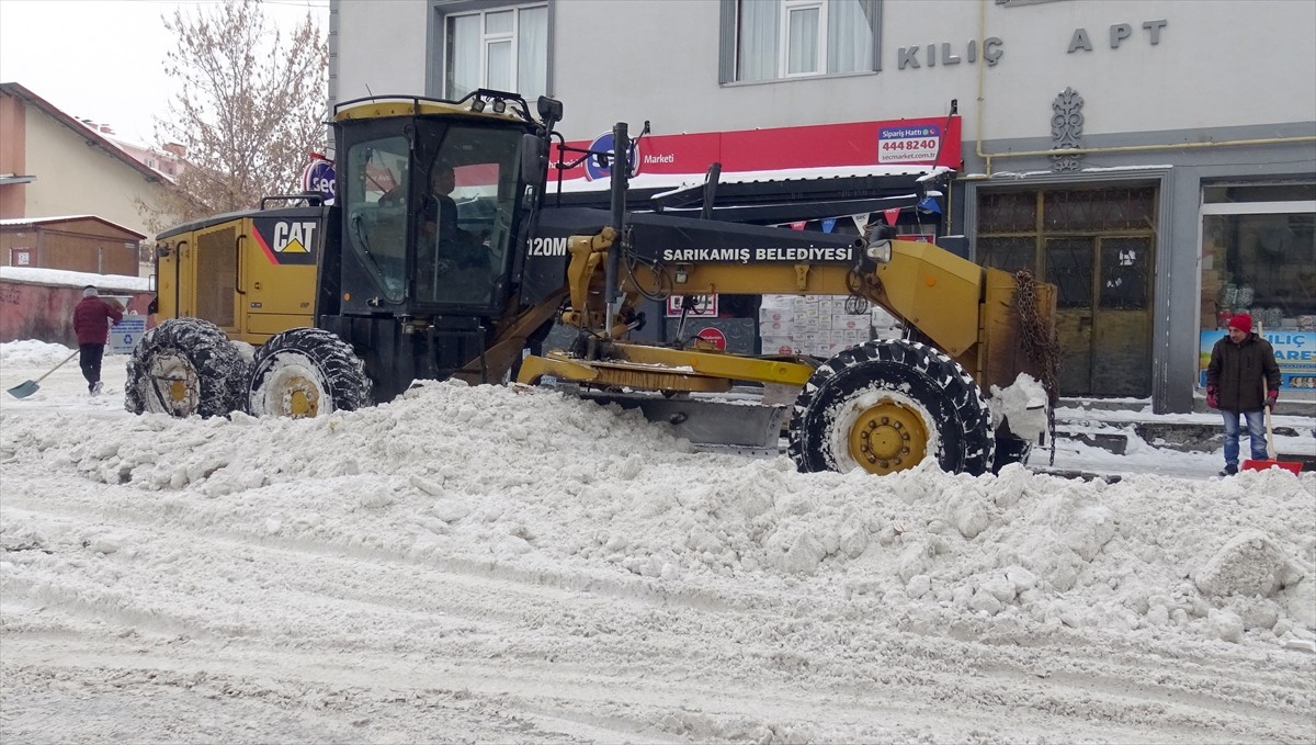 Kars'ın Sarıkamış ilçesinde, etkili olan yoğun yağışla biriken karlar kamyonlarla yerleşim yerinin...