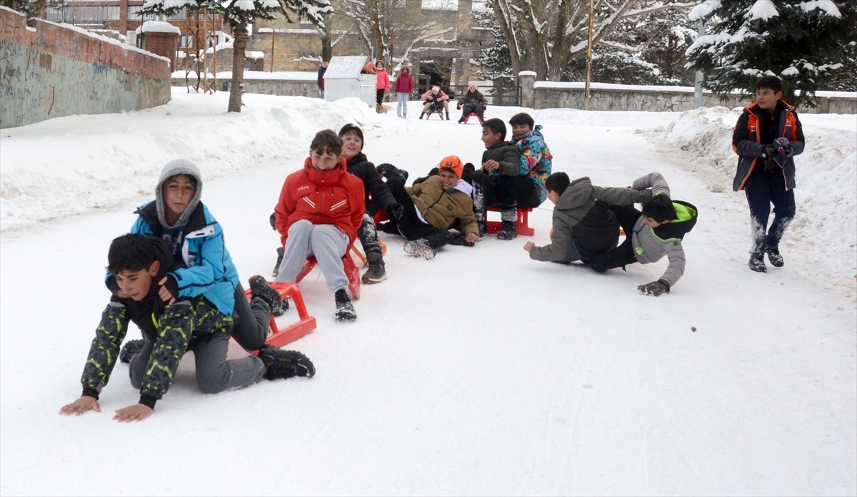 Kars'ın Sarıkamış ilçesinde kar nedeniyle eğitime verilen iki günlük arayı değerlendiren çocuklar...
