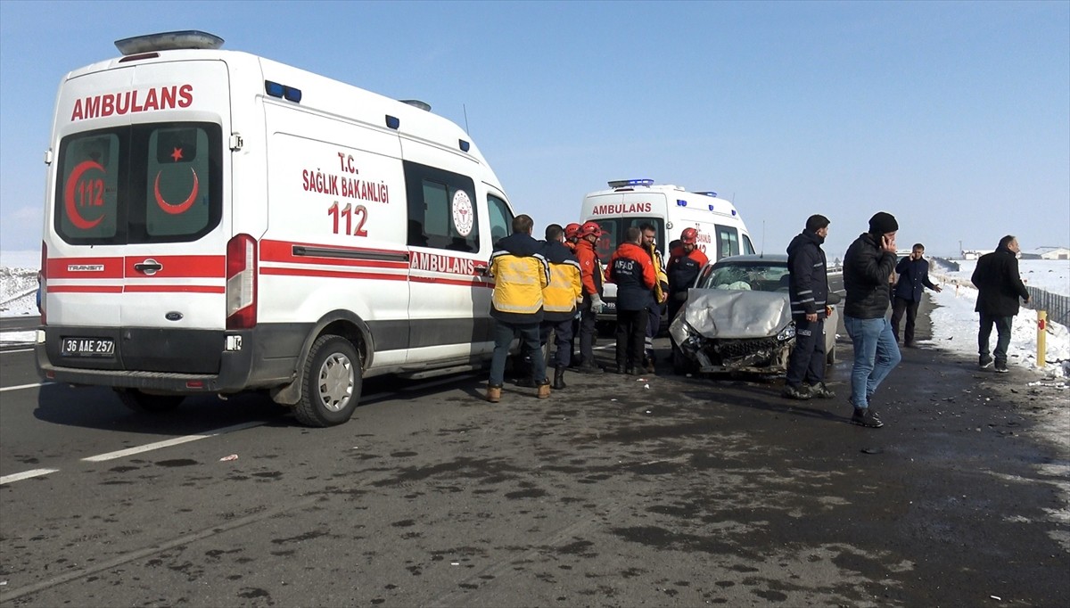 Kars'ın Sarıkamış ilçesinde otomobil ile hafif ticari aracın çarpışması sonucu 2'si ağır, 9 kişi...