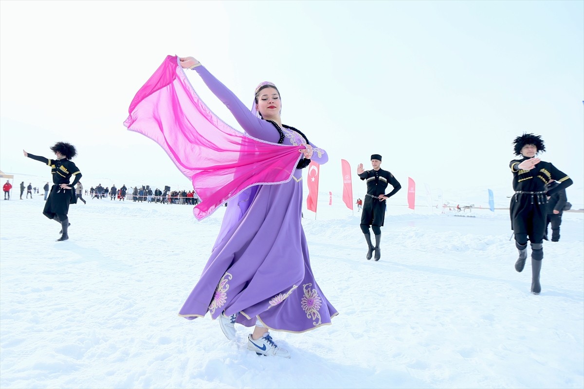 Kars'ta Çıldır Gölü'nün daha fazla tanıtılması amacıyla "Çıldır Gölü Buz Şenliği" etkinliği...