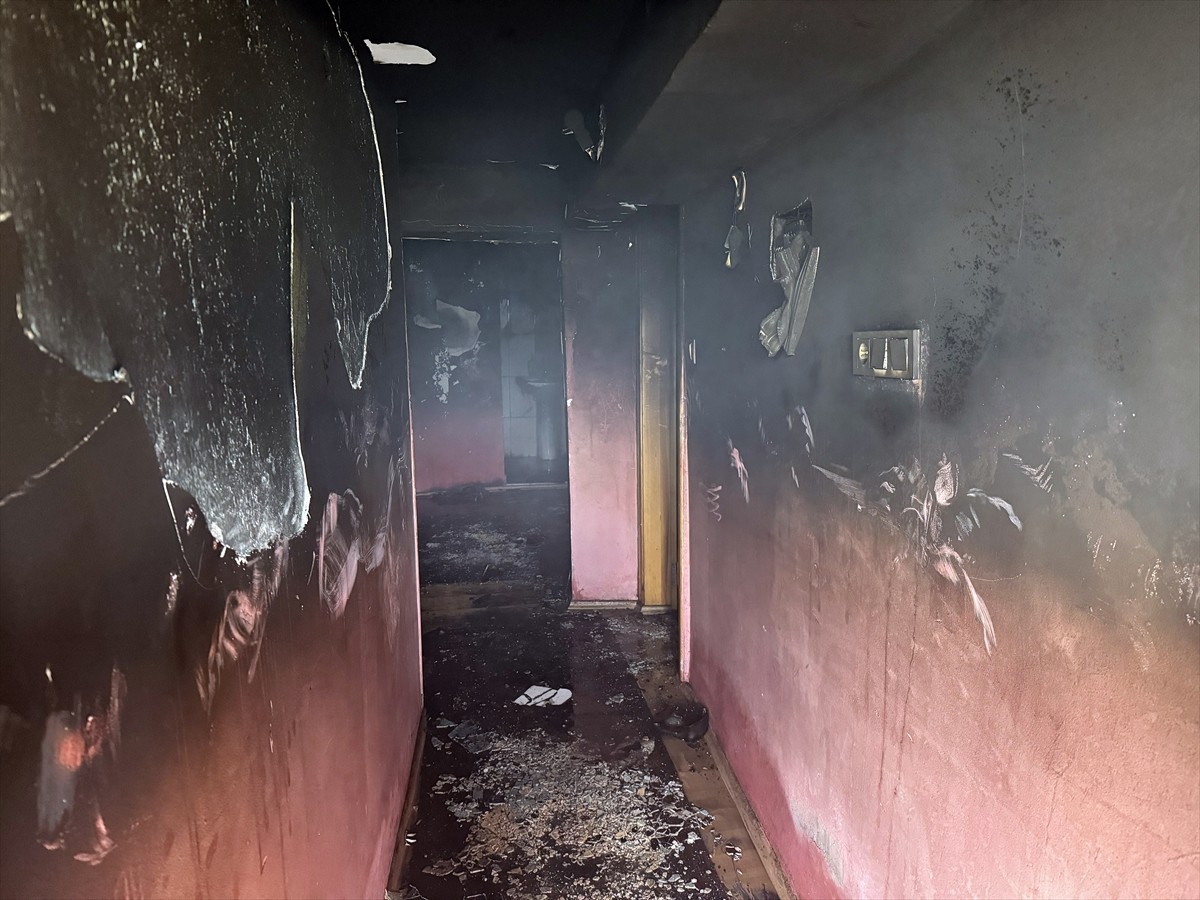 Kastamonu'da Akmescit Mahallesi Kefeli Sokak'ta bulunan 3 katlı evin giriş katında yangın çıktı....