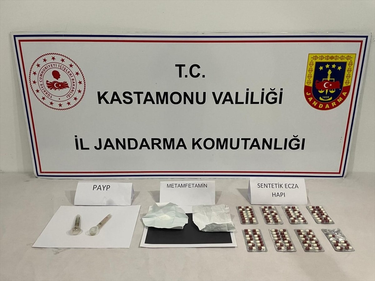 Kastamonu'da düzenlenen uyuşturucu operasyonunda 13 şüpheli gözaltına alındı. Aramada bir miktar...