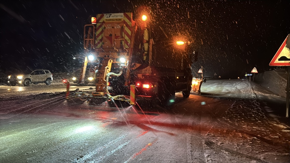 Kastamonu'da etkili olan kar yağışı hayatı olumsuz etkiledi. Kastamonu-İnebolu kara yolunun Oyrak...