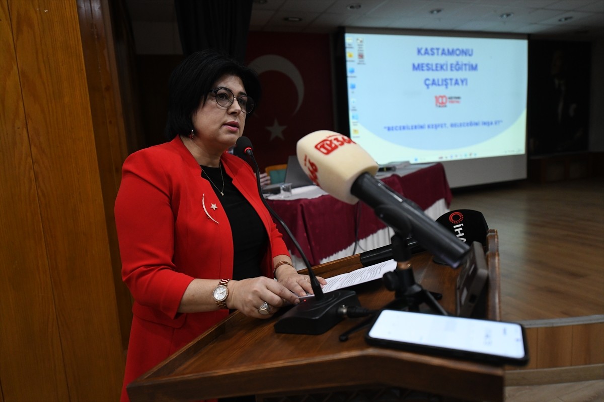 Kastamonu'da, İl Milli Eğitim Müdürlüğü tarafından düzenlenen "Mesleki Eğitim Çalıştayı" başladı....