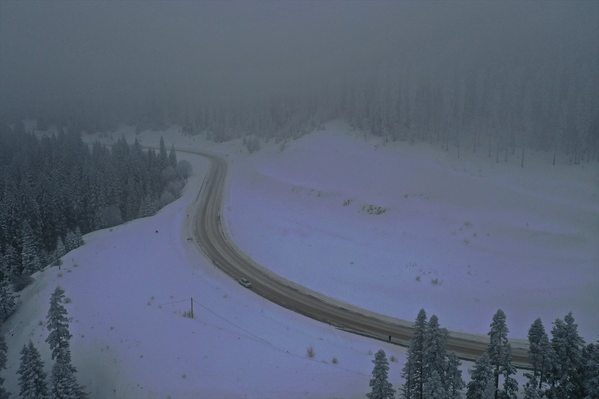 Kastamonu'da Ilgaz Dağı Milli Parkı'nda karın oluşturduğu manzara havadan görüntülendi.