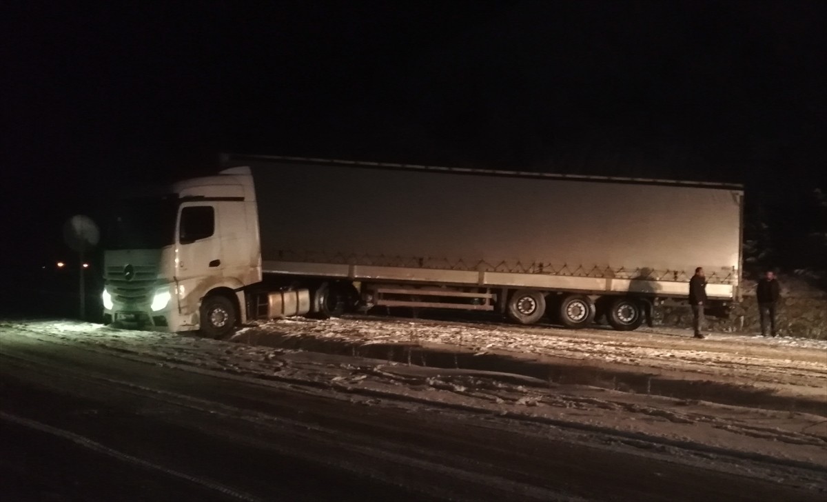 Kastamonu'da, kayan tır nedeniyle ulaşıma kapanan Hanönü- Taşköprü kara yolu açıldı.