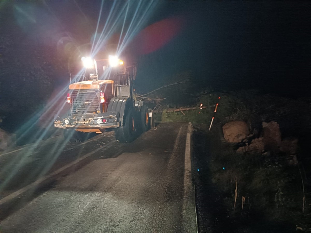 Kastamonu'da meydana gelen heyelan nedeniyle kapanan Cide-Bartın kara yolu, ekiplerin çalışmasıyla...