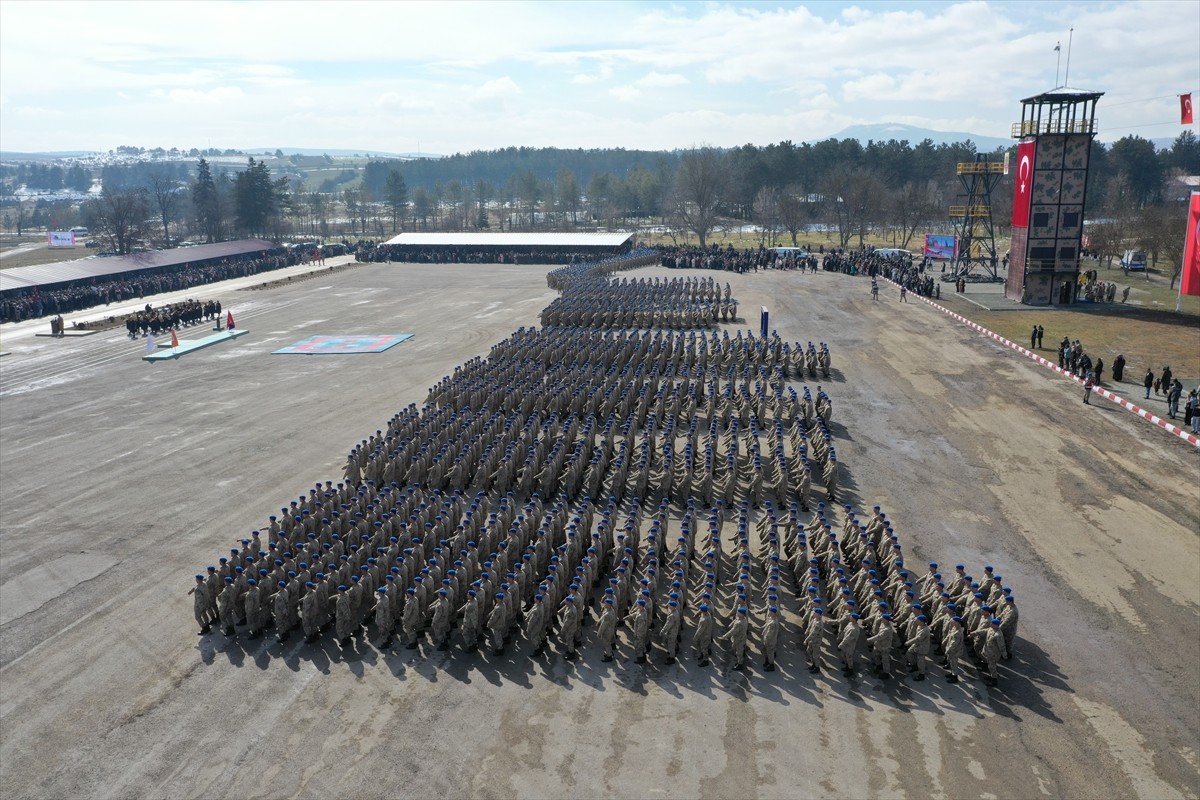 Kastamonu'da, temel eğitimlerini tamamlayan 2 bin 573 uzman erbaş, Jandarma Teşkilatı ile Sahil...