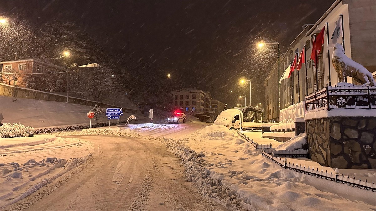 Kastamonu'da yoğun kar nedeniyle bazı kara yolu güzergahlarında tır ve çekicilerin geçişine izin...