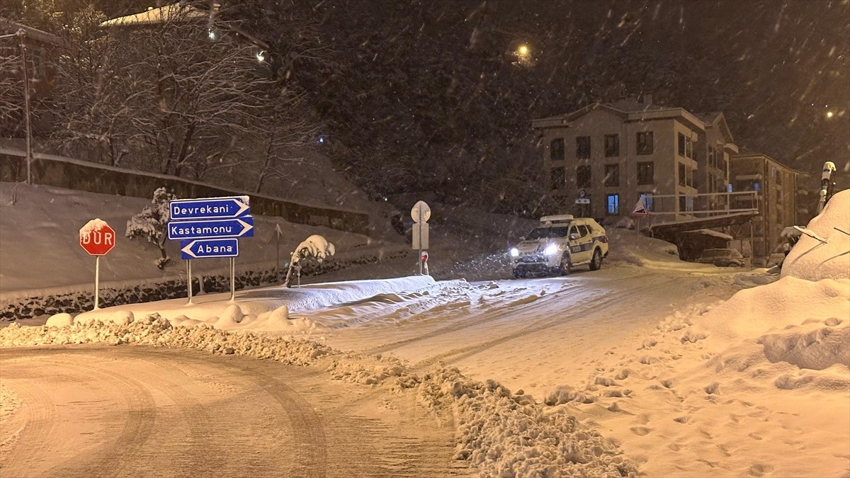 Kastamonu'da yoğun kar nedeniyle bazı kara yolu güzergahlarında tır ve çekicilerin geçişine izin...
